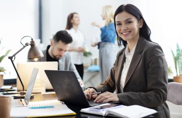 mujer-tiro-medio-trabajando-computadora-portatil